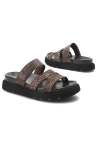 Klapki damskie Tamaris, cholewka ze skóry ekologicznej i materiału tekstylnego plecionego z szerokimi paskami zapinane na rzep, brązowe, 1-27422-46 3. Kolor: brązowy. Materiał: materiał, skóra ekologiczna #4