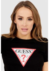 Guess - GUESS Czarny t-shirt damski z dużym trójkątnym logo. Kolor: czarny. Materiał: bawełna. Wzór: nadruk