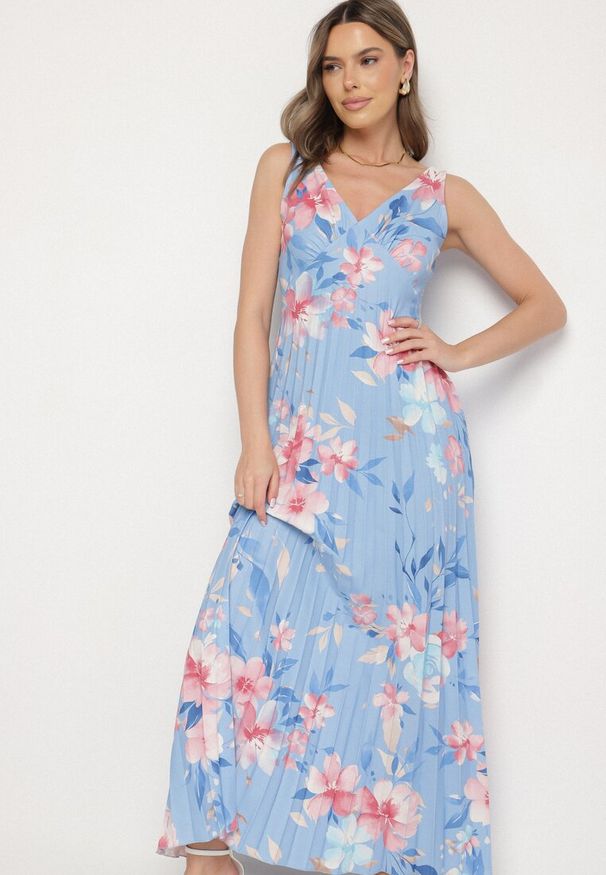 Born2be - Niebieska Sukienka o Rozkloszowanym Kroju z Plisami i Dekoltem w Serek Nitolina. Okazja: na co dzień, na spacer. Typ kołnierza: dekolt w serek. Kolor: niebieski. Materiał: jeans. Długość rękawa: na ramiączkach. Typ sukienki: rozkloszowane. Styl: casual