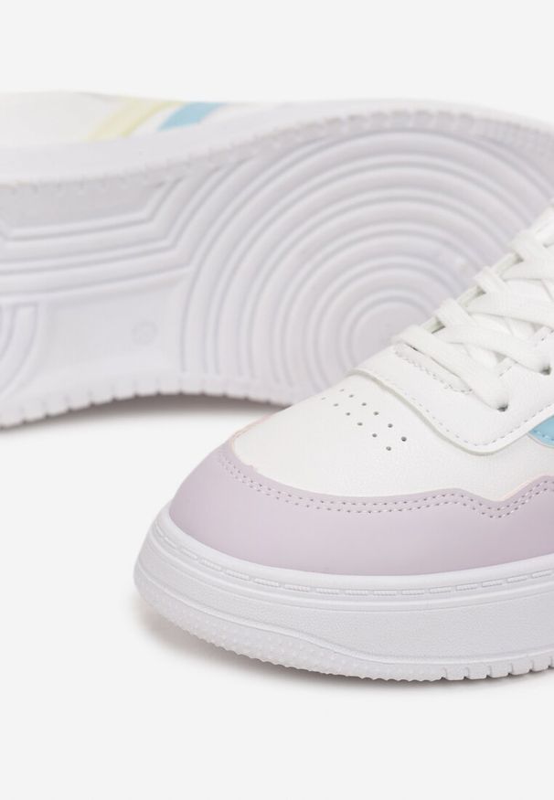 Renee - Biało-Fioletowe Sneakersy na Płaskiej Podeszwie z Kolorowymi Przeszyciami Niomie. Kolor: biały. Wzór: kolorowy. Obcas: na płaskiej podeszwie