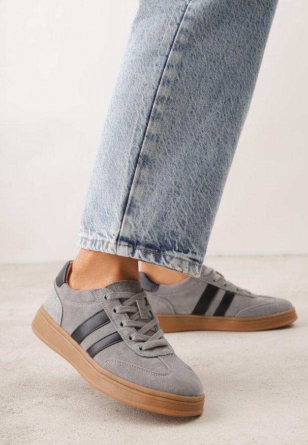 Renee - Szare Sneakersy ze Skóry Naturalnej z Geometrycznym Wzorem Zetisius. Okazja: na co dzień. Kolor: szary. Materiał: skóra. Wzór: geometria