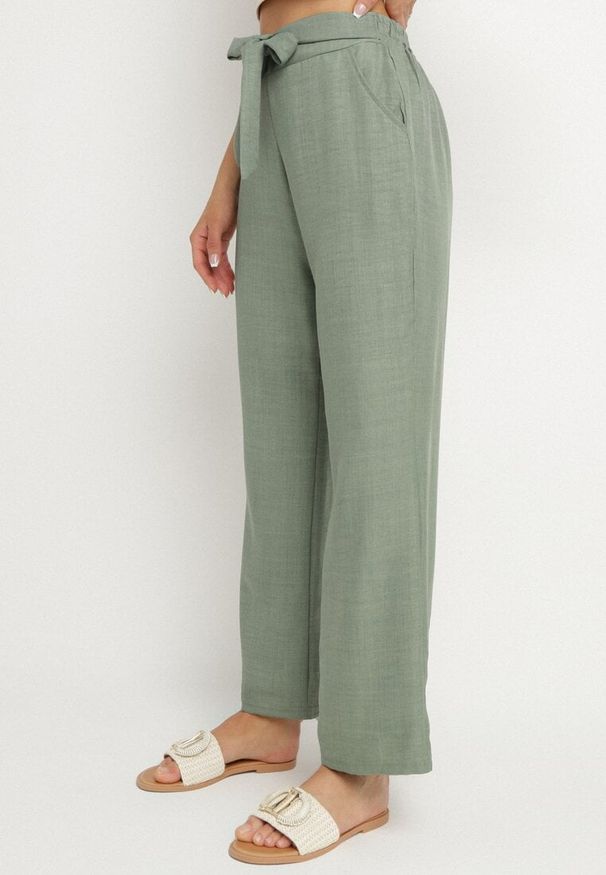 Born2be - Ciemnozielone Spodnie o Szerokim Kroju z Wiązaniem i Gumką w Pasie Miravenia. Okazja: na co dzień. Kolor: zielony. Styl: casual, elegancki