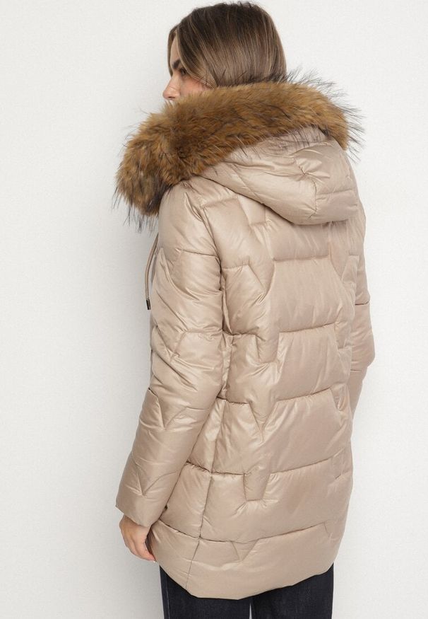 Born2be - Ciemnobeżowa Pikowana Kurtka z Kapturem z Odpinanym Futerkiem Galiara. Okazja: na co dzień, na spacer. Typ kołnierza: kaptur. Kolor: beżowy. Materiał: futro. Styl: elegancki, casual
