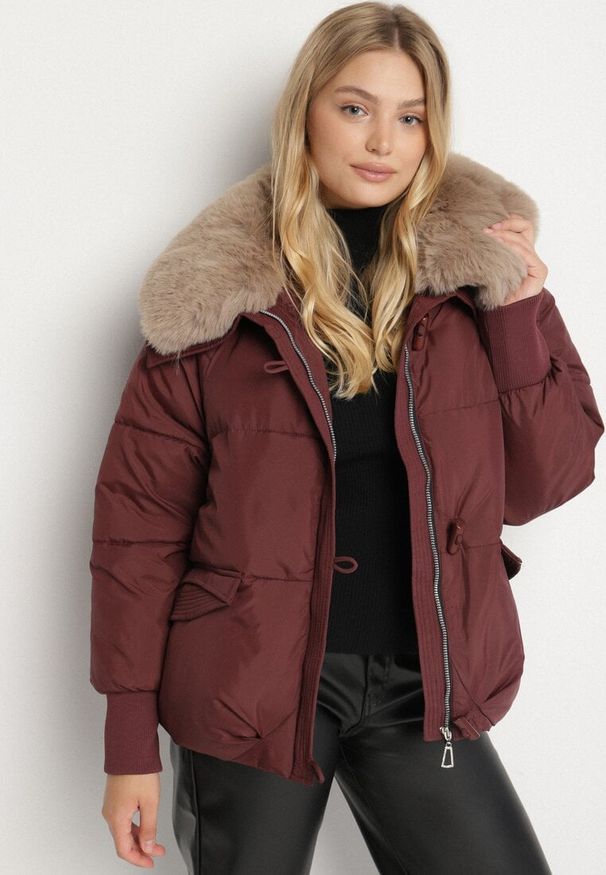 Born2be - Bordowa Puchowa Kurtka Pikowana z Futrzanym Kołnierzem Lanivela. Okazja: do pracy, na co dzień, na spotkanie biznesowe. Kolekcja: plus size. Kolor: czerwony. Materiał: futro, puch. Styl: casual, biznesowy