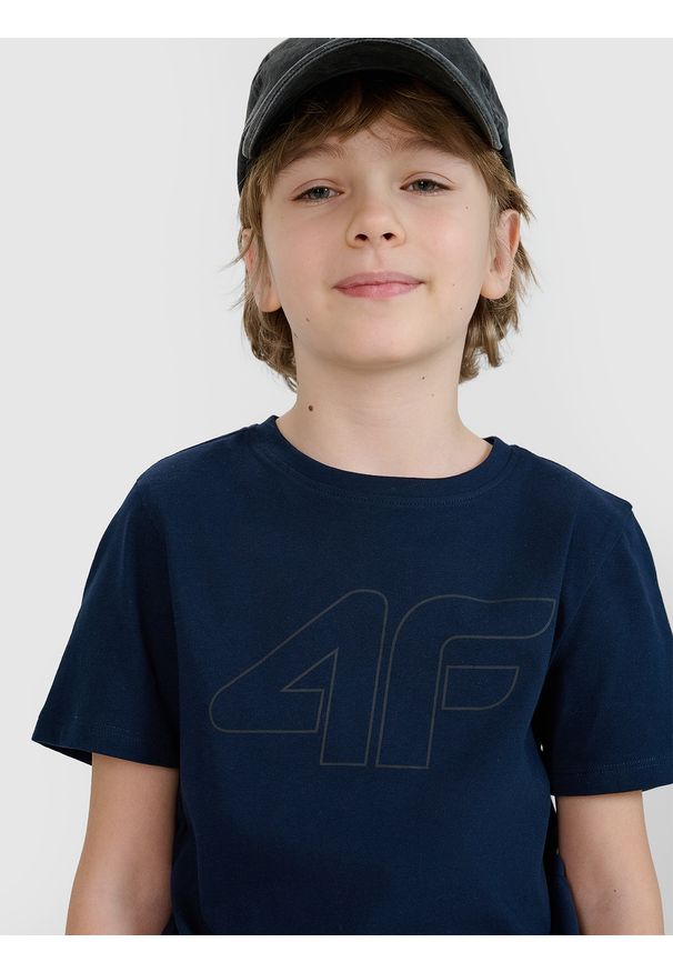 4f - 4F T-shirt z nadrukiem chłopięcy - granatowy 128 (7-8 lat). Okazja: na co dzień. Kolor: niebieski. Materiał: dzianina, bawełna, jersey. Długość rękawa: krótki rękaw. Długość: krótkie. Wzór: nadruk. Sezon: lato. Styl: klasyczny, sportowy, casual