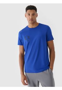 4f - T-shirt regular z nadrukiem męski - kobaltowy. Okazja: na co dzień. Kolor: niebieski. Materiał: jersey, bawełna, dzianina. Długość rękawa: krótki rękaw. Długość: krótkie. Wzór: nadruk. Styl: casual, sportowy, klasyczny