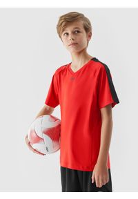 4f - Koszulka piłkarska dziecięca 4F x Robert Lewandowski - czerwona. Kolor: czerwony. Materiał: materiał. Długość rękawa: raglanowy rękaw. Wzór: nadruk. Sezon: lato. Styl: sportowy, młodzieżowy