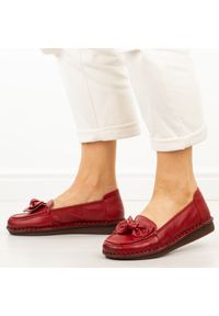 Czerwone skórzane półbuty damskie Cambell 15312. Okazja: na co dzień. Nosek buta: okrągły. Kolor: czerwony. Materiał: skóra. Szerokość cholewki: normalna. Sezon: jesień, wiosna, lato. Styl: elegancki, klasyczny, casual #1