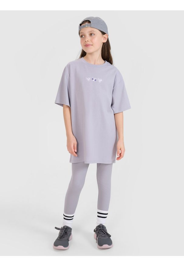 4f - 4F T-shirt oversize z nadrukiem dziewczęcy - szary 128 (7-8 lat). Okazja: na co dzień. Kolor: szary. Materiał: bawełna, materiał, jersey. Długość rękawa: krótki rękaw. Długość: krótkie. Wzór: nadruk. Sezon: lato. Styl: klasyczny, elegancki, sportowy, casual