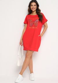 Born2be - Czerwona Sukienka w Stylu T-Shirt z Nadrukiem Ozdobionym Cyrkoniami Kelifea. Okazja: na co dzień. Kolor: czerwony. Długość rękawa: krótki rękaw. Wzór: aplikacja, nadruk. Typ sukienki: proste. Styl: casual, elegancki #4