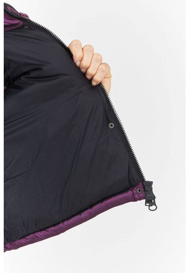 Invicta - INVICTA Fioletowy puchowy krótki bezrękawnik damski, Rozmiar L. Kolor: fioletowy. Materiał: puch, poliamid. Długość rękawa: bez rękawów. Długość: krótkie