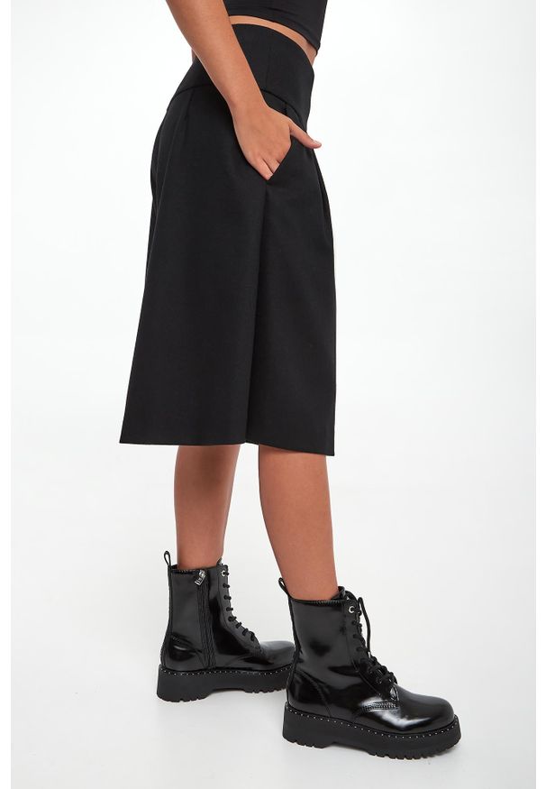 Versace Jeans Couture - Bermudy damskie wełniane VERSACE JEANS COUTURE. Materiał: wełna