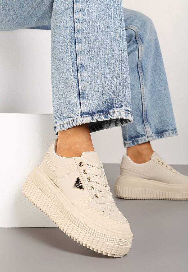 Born2be - Beżowe Sneakersy Vices na Grubej Podeszwie z Tłoczeniem i Aplikacją Trójkąta Woriri. Nosek buta: okrągły. Zapięcie: sznurówki. Kolor: beżowy. Materiał: jeans. Wzór: aplikacja