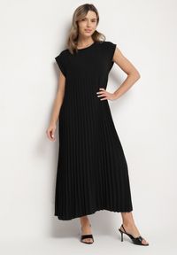 Born2be - Czarna Plisowana Sukienka Mavence. Okazja: na co dzień. Kolor: czarny. Wzór: nadruk. Styl: casual, klasyczny #1