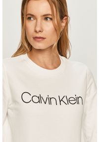 Calvin Klein - Bluza bawełniana K20K202157. Okazja: na co dzień. Kolor: biały. Materiał: bawełna. Długość rękawa: długi rękaw. Długość: długie. Wzór: nadruk. Styl: casual #4