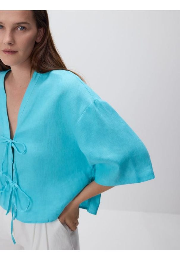 Reserved - Lniana bluzka z wiązaniami - jasnoturkusowy. Kolor: turkusowy. Materiał: len