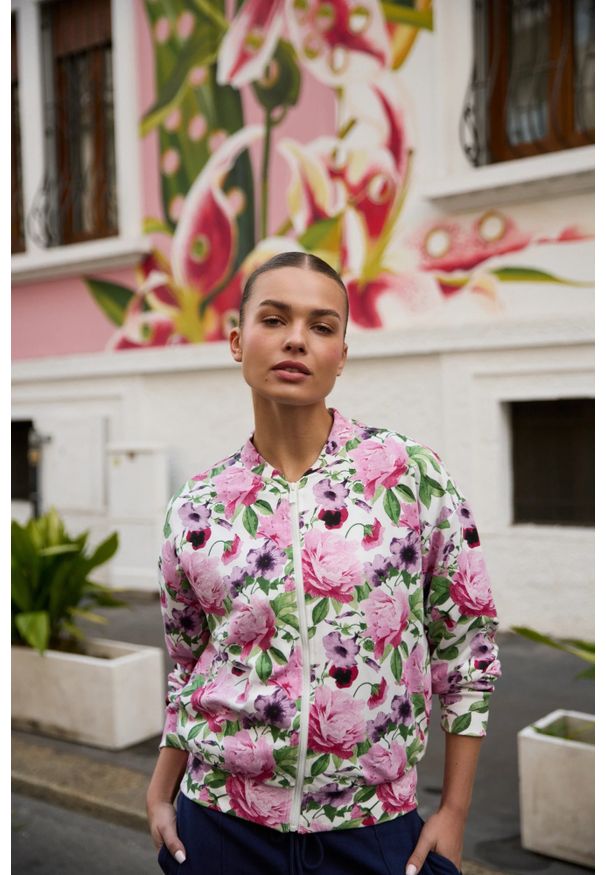 MOODO - Rozpinana bluza w kwiaty różowa. Kolor: różowy. Materiał: bawełna. Wzór: kwiaty