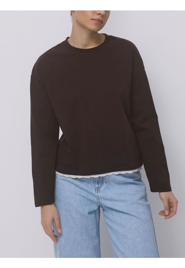 Reserved - Bawełniany longsleeve z koronką - ciemnobrązowy. Kolor: brązowy. Materiał: bawełna, koronka. Długość rękawa: długi rękaw. Wzór: koronka