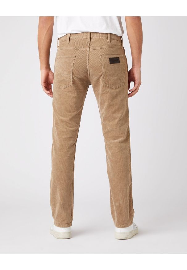 Wrangler - MĘSKIE SPODNIE MATERIAŁOWE WRANGLER GREENSBORO FLAX W15QA2C04 112141185. Materiał: materiał