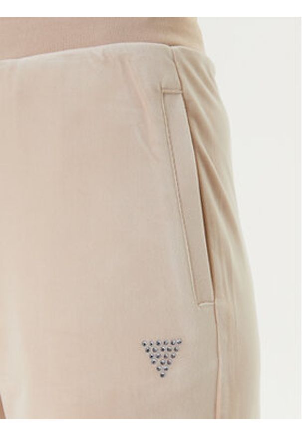 Guess Spodnie dresowe V3BB26 K0232 Beżowy Regular Fit. Kolor: beżowy. Materiał: syntetyk