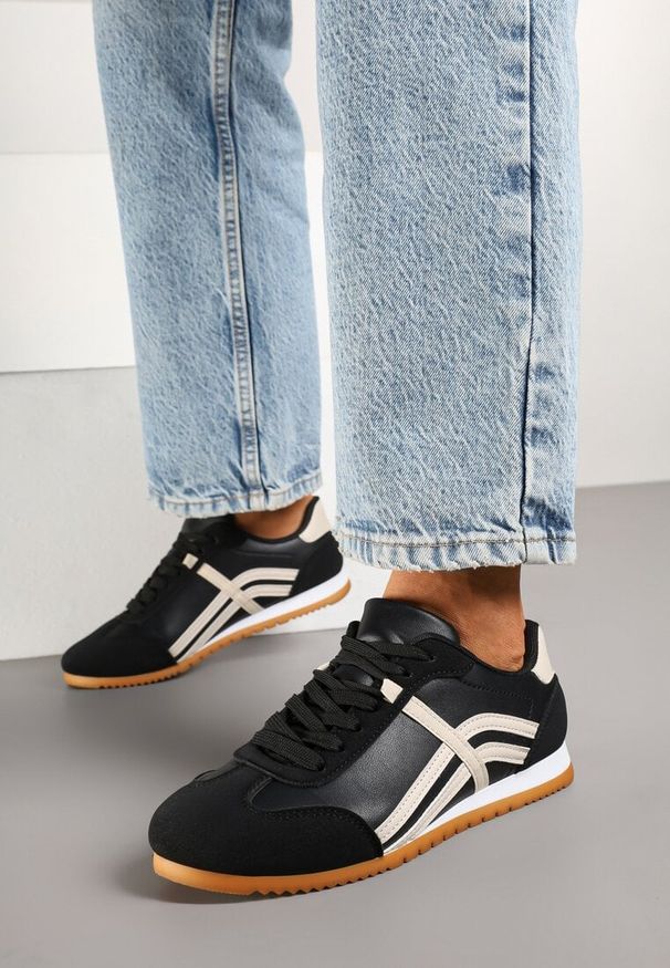 Born2be - Czarne Sneakersy w Stylu Kultowych Tenisówek z Ozdobnymi Przeszyciami Vellexia. Okazja: na co dzień. Kolor: czarny. Materiał: jeans, skóra. Obcas: na płaskiej podeszwie