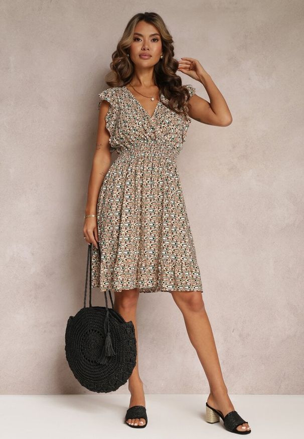 Renee - Beżowo-Zielona Wiskozowa Sukienka Mini z Gumkami w Pasie w Kwiatki Reeves. Typ kołnierza: kołnierz z falbankami, dekolt kopertowy. Kolor: beżowy. Materiał: wiskoza. Wzór: kwiaty. Typ sukienki: rozkloszowane, kopertowe. Długość: mini