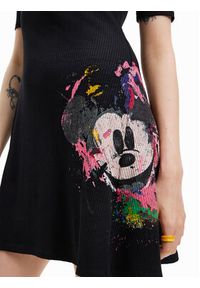 Desigual Sukienka codzienna DISNEY Mickey Morro 23SWVK93 Czarny Regular Fit. Okazja: na co dzień. Kolor: czarny. Materiał: wiskoza. Wzór: motyw z bajki. Typ sukienki: proste. Styl: casual