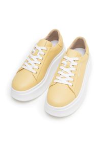 Wittchen - Damskie sneakersy ze skóry na grubej podeszwie klasyczne żółte. Okazja: na co dzień. Nosek buta: okrągły. Kolor: żółty. Materiał: skóra. Obcas: na platformie #9