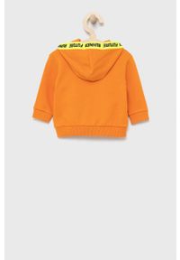 United Colors of Benetton bluza bawełniana dziecięca kolor pomarańczowy z kapturem z nadrukiem. Okazja: na co dzień. Typ kołnierza: kaptur. Kolor: pomarańczowy. Materiał: bawełna. Długość: długie. Wzór: nadruk. Styl: casual