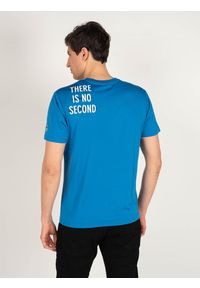 North Sails X Prada T-shirt "Mistral" | 45 2303 000 | T-shirt Mistral | Mężczyzna | Niebieski. Okazja: na co dzień. Kolor: niebieski. Materiał: poliester. Wzór: aplikacja, nadruk. Styl: casual