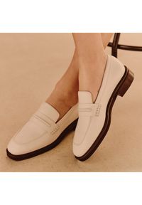 Marco Shoes Loafersy Charlize białe. Kolor: biały. Materiał: skóra. Styl: elegancki #9
