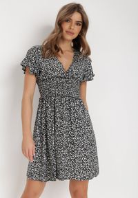 Born2be - Czarna Sukienka Rhodochis. Kolor: czarny. Długość rękawa: krótki rękaw. Wzór: kwiaty. Sezon: lato. Długość: mini #1