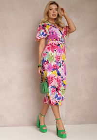Renee - Fioletowo-Różowa Sukienka Barbithoe. Kolor: fioletowy. Długość rękawa: krótki rękaw. Wzór: kwiaty. Typ sukienki: kopertowe. Styl: klasyczny. Długość: midi