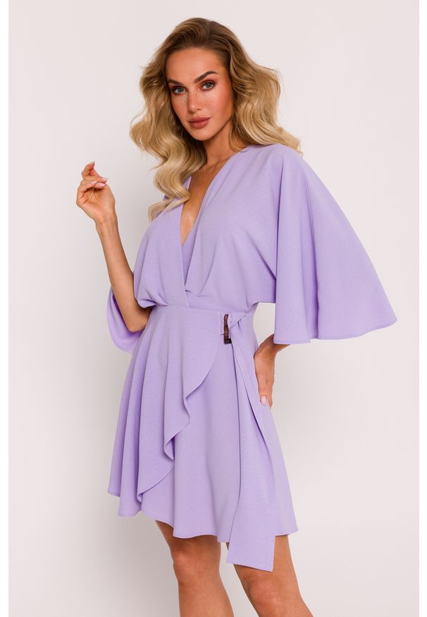 MOE - Kopertowa sukienka mini z szerokimi rękawami fiolet. Sezon: wiosna, lato. Typ sukienki: kopertowe. Długość: mini