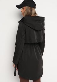 Born2be - Czarna Kurtka Parka z Bawełną Ściągana w Pasie Troczkiem Zapinana na Napy Velethra. Okazja: na co dzień. Kolor: czarny. Materiał: bawełna. Styl: casual #5