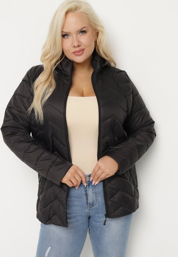 Born2be - Czarna Kurtka Wiatrówka z Pikowaniem i Kapturem z Możliwością Odpięcia Selvila. Okazja: na co dzień. Kolor: czarny. Materiał: jeans, materiał. Styl: elegancki, casual