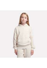 Bluza dziecięca New Balance LAKG0056LIN – beżowa. Typ kołnierza: kaptur. Kolor: beżowy. Materiał: bawełna, poliester. Wzór: aplikacja. Styl: sportowy