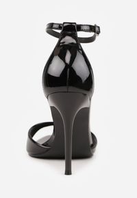 Renee - Czarne Sandały ze Sprzączką wokół Kostki i Noskiem w Szpic z Lakierowanej Imitacji Skóry Santel. Okazja: na co dzień. Zapięcie: sprzączka. Kolor: czarny. Materiał: skóra, lakier. Sezon: lato. Styl: casual, klasyczny, elegancki #6