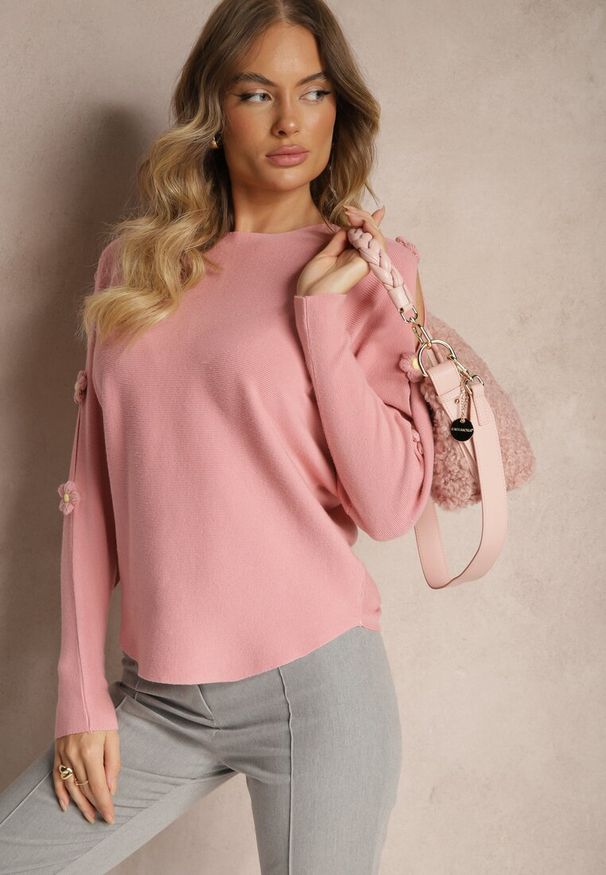 Renee - Ciemnoróżowy Sweter z Wiskozą Ozdobiony Wycięciami na Rękawach Evathia. Okazja: na co dzień. Kolor: różowy. Materiał: wiskoza. Wzór: aplikacja. Styl: casual, elegancki, wizytowy