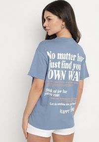 Born2be - Niebieski Bawełniany T-shirt Oversize Fillaria. Okazja: na co dzień. Kolor: niebieski. Materiał: bawełna. Wzór: aplikacja. Styl: klasyczny, casual #5