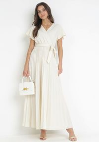 Born2be - Jasnobeżowa Elegancka Sukienka Maxi w Plisy z Kopertowym Dekoltem i Wiązaniem Thessi. Kolor: beżowy. Sezon: lato. Typ sukienki: kopertowe. Styl: elegancki. Długość: maxi #3