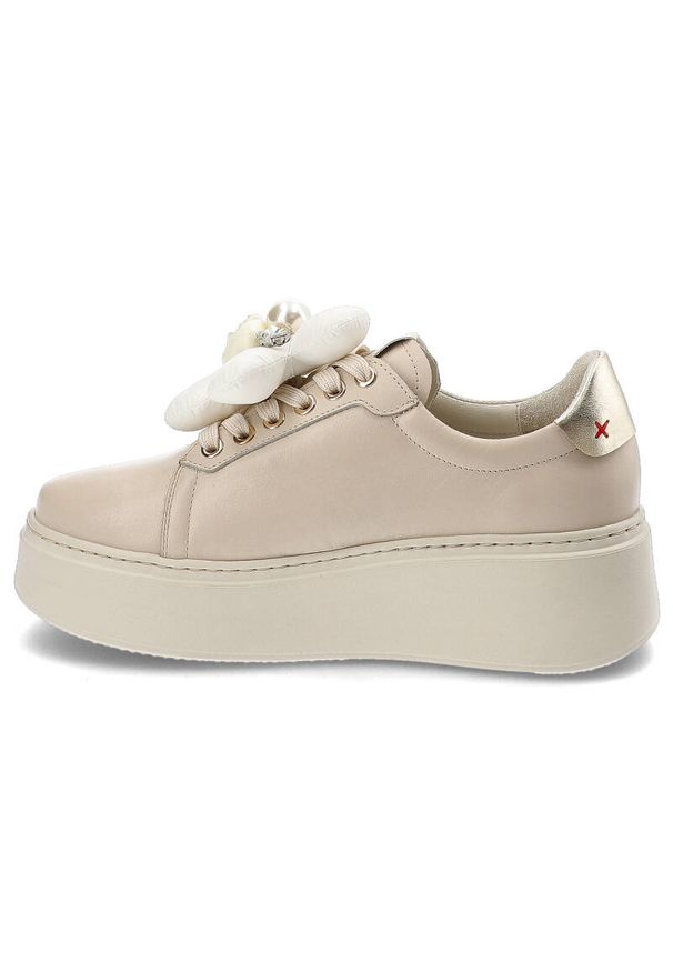 CheBello - Beżowe Sneakersy Chebello Modne Obuwie Z Ozdobnym Kwiatem. Okazja: na co dzień. Kolor: beżowy. Materiał: skóra, jeans. Wzór: kwiaty