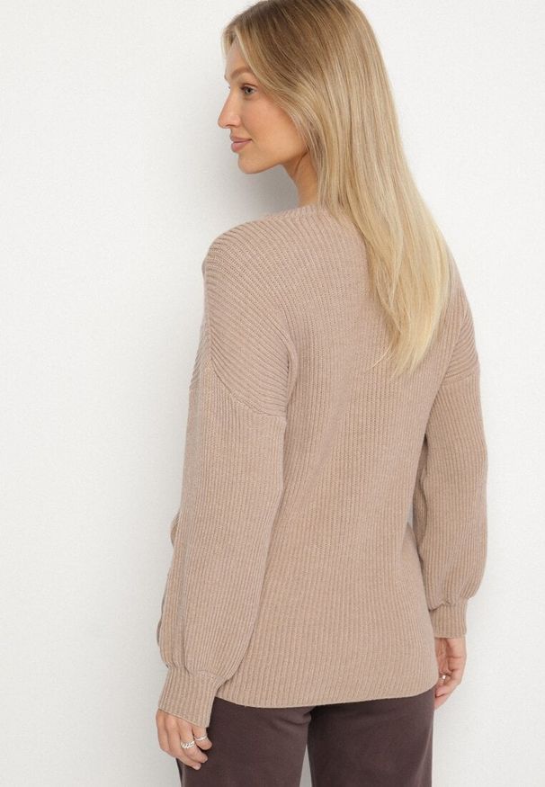 Born2be - Beżowy Sweter z Wiskozą Zdobiony Ściągaczem z Boku Titaneva. Kolor: beżowy. Materiał: wiskoza. Długość rękawa: długi rękaw. Długość: długie. Wzór: aplikacja. Styl: elegancki