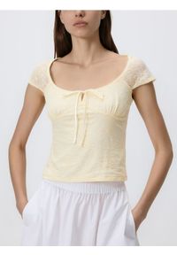 Reserved - Koronkowa bluzka z wiązaniem - jasnożółty. Kolor: żółty. Materiał: koronka