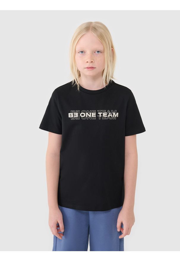 4f - 4F T-shirt z nadrukiem chłopięcy - czarny 146 (10-11 lat). Okazja: na co dzień. Kolor: czarny. Materiał: dzianina, jersey, bawełna. Długość rękawa: krótki rękaw. Długość: krótkie. Wzór: nadruk. Sezon: lato. Styl: casual, klasyczny, sportowy