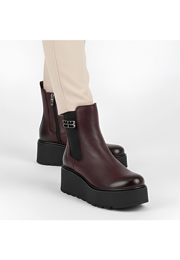 Bordowe Botki Armodo Eleganckie Obuwie Damskie Na Koturnie. Kolor: czerwony. Materiał: skóra. Wzór: aplikacja. Sezon: zima, jesień. Obcas: na koturnie. Styl: elegancki