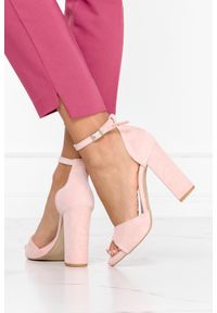 Casu - Różowe sandały na słupku z zakrytą piętą i paskiem wokół kostki casu 1590. Zapięcie: pasek. Kolor: różowy. Obcas: na słupku #1