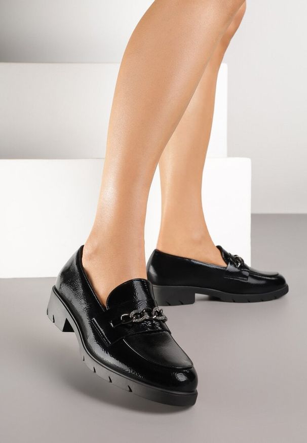 Born2be - Czarne Lakierowane Mokasyny z Łańcuszkiem Arnarie. Okazja: na co dzień. Kolor: czarny. Materiał: lakier. Styl: casual, klasyczny