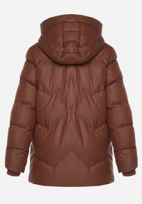 Born2be - Brązowa Pikowana Kurtka z Kapturem Ozdobiona Sznurkami Olittia. Okazja: na co dzień. Typ kołnierza: kaptur. Kolor: brązowy. Wzór: aplikacja. Styl: casual #4