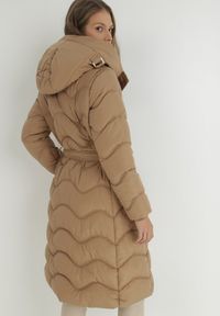Born2be - Ciemnobeżowa Kurtka Pikowana z Paskiem Jalogi. Okazja: na co dzień. Typ kołnierza: komin. Kolor: beżowy. Materiał: wełna, materiał. Długość rękawa: długi rękaw. Długość: długie. Sezon: zima. Styl: casual #5